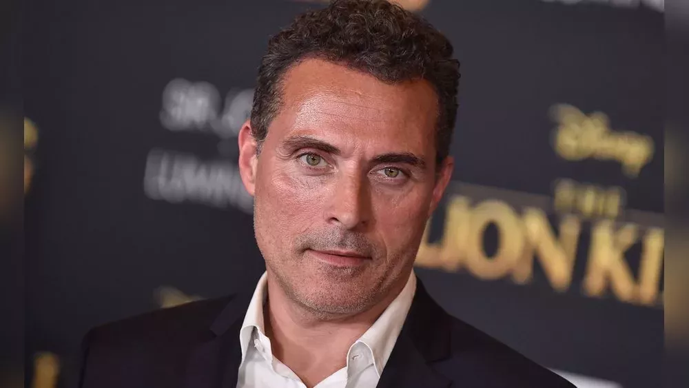 "Liebe braucht keine Ferien"-Star Rufus Sewell ist wieder verlobt