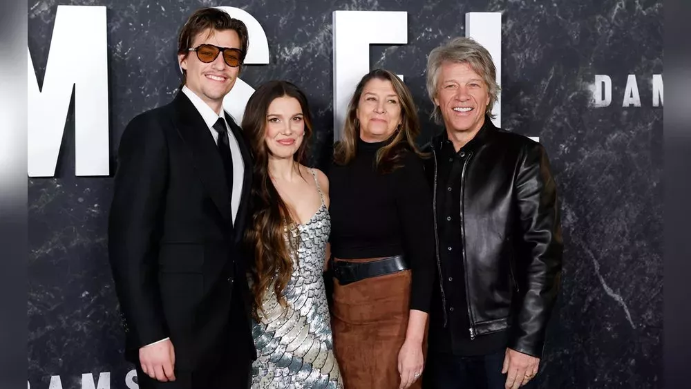 Millie Bobby Brown mit Verlobtem und Jon Bon Jovi auf rotem Teppich