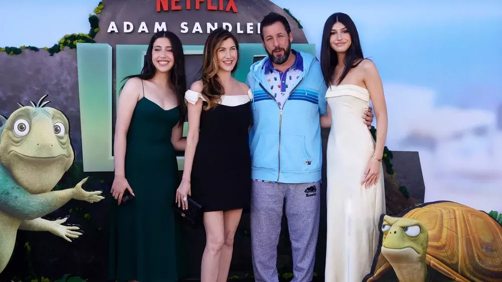 Besondere Begleitung: Adam Sandler überrascht auf dem roten Teppich