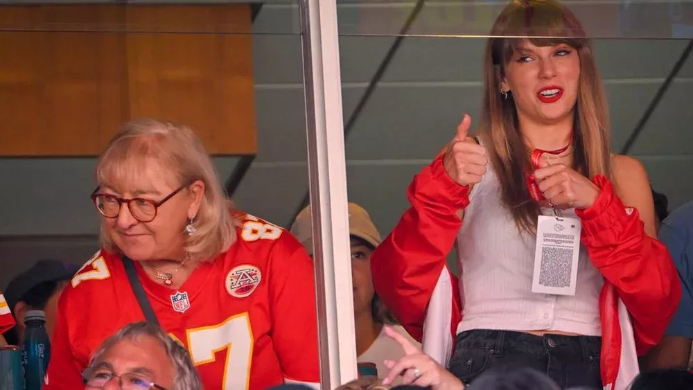 Während ihr Sohn bei Konzert war: Donna Kelce schaut Taylor Swifts Film