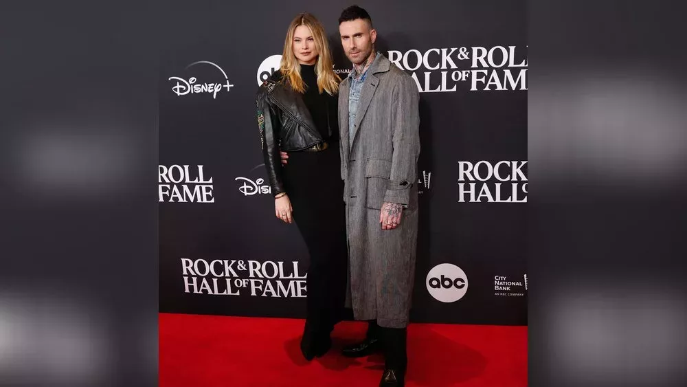 Adam Levine und Behati Prinsloo: So viel Liebe strahlen sie auf dem roten Teppich aus