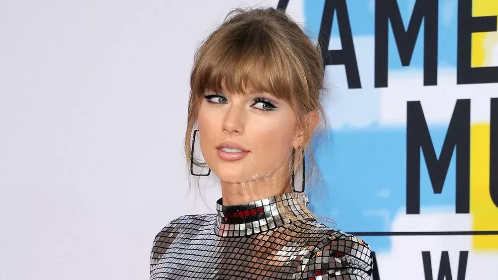 Taylor Swift: Babyblaue Strickjacken für ihre Fans