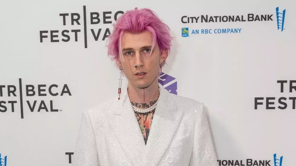 Schwarzer Oberkörper: Machine Gun Kelly zeigt sein neues XXL-Tattoo