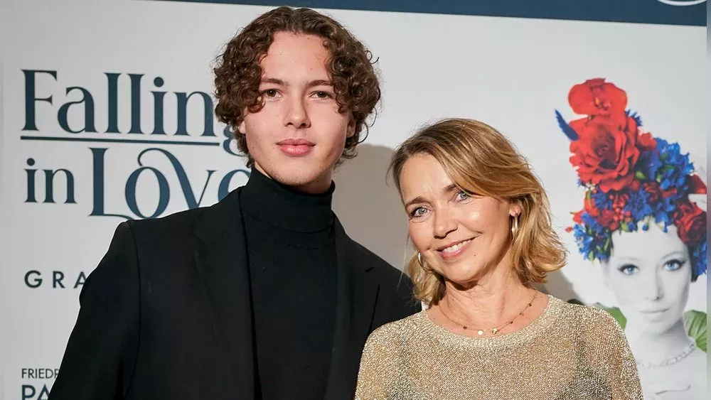 Premierenfeier in Berlin: Tina Ruland hat eine besondere Begleitung dabei