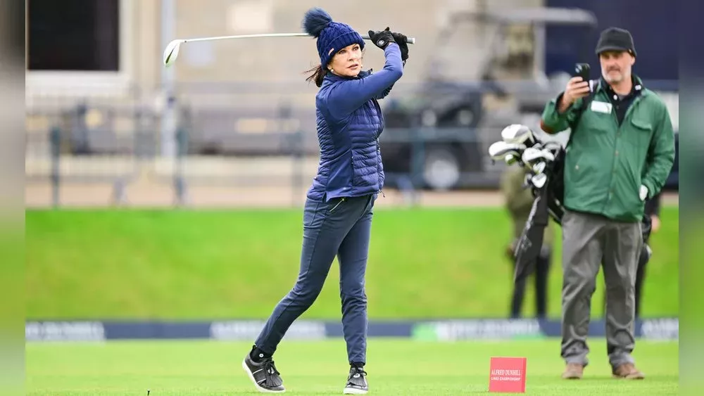 Was macht Catherine Zeta-Jones mit Bommelmütze auf dem Golfplatz?