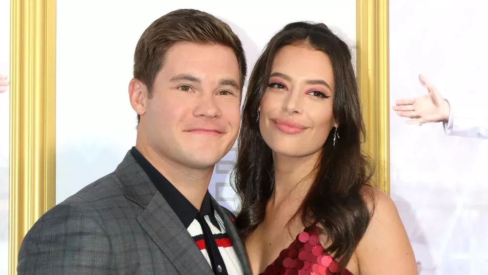 Süße Babybauch-Fotos: Adam DeVine und Chloe Bridges werden Eltern