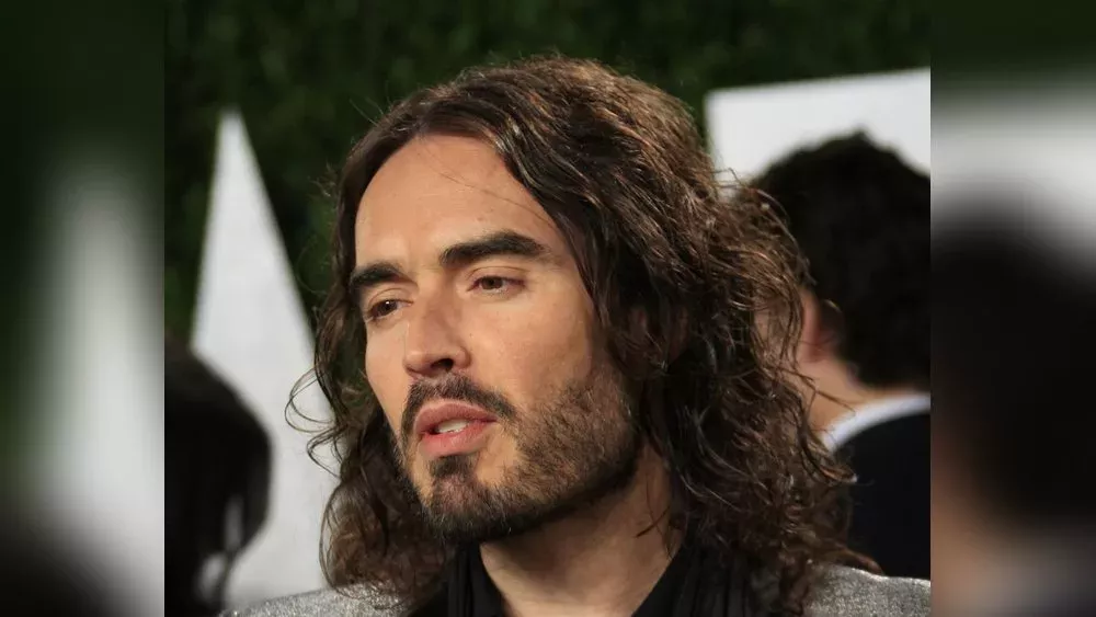 Russell Brand: Ehefrau hält nach Vergewaltigungsvorwürfen zu ihm
