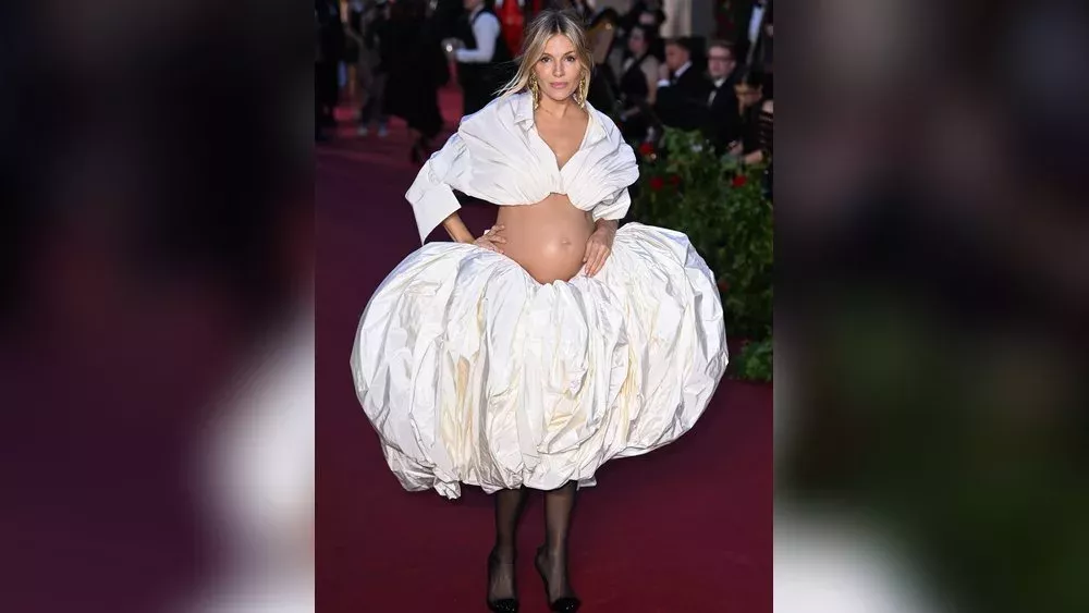 Sienna Miller präsentiert ihren nackten Baybauch