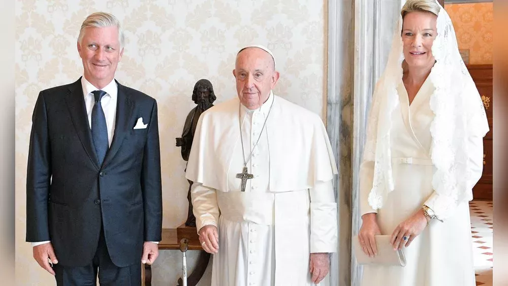 Ganz in Weiß gekleidet: Belgiens Königin Mathilde zu Besuch beim Papst