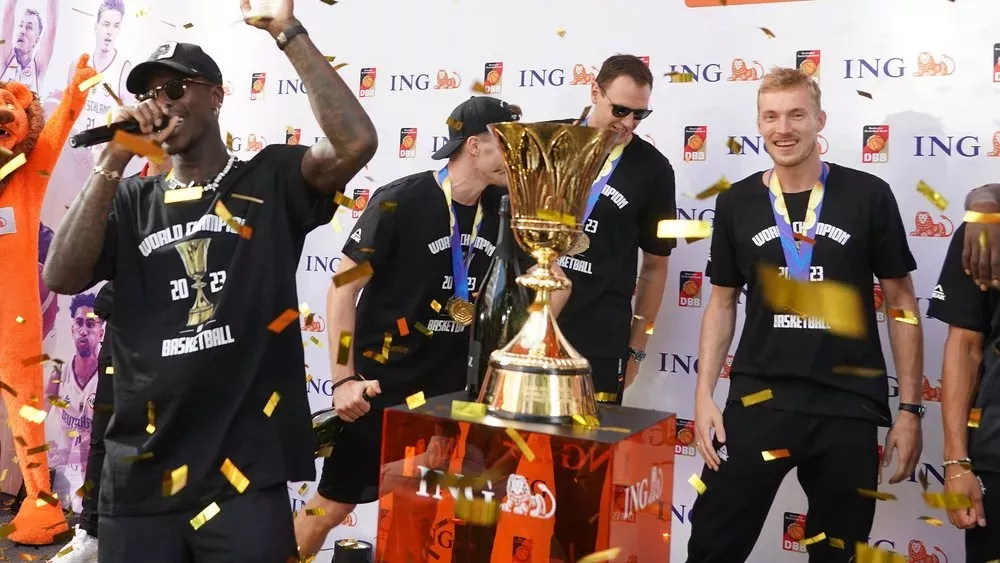 Basketballer um Dennis Schröder feiern WM-Titel in Frankfurt