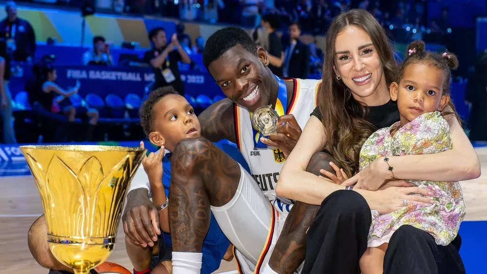 Basketball-Star Dennis Schröder feiert: Das ist Deutschlands WM-Held