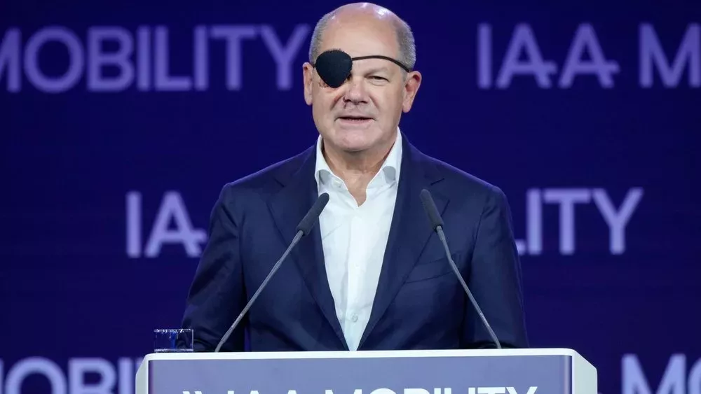 Mit Augenklappe bei der IAA: Alle Blicke auf Olaf Scholz gerichtet
