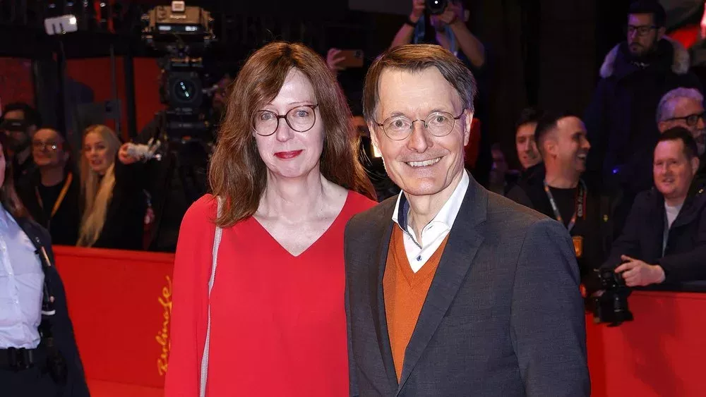 Auf der Berlinale: Karl Lauterbach posiert mit seiner neuen Freundin