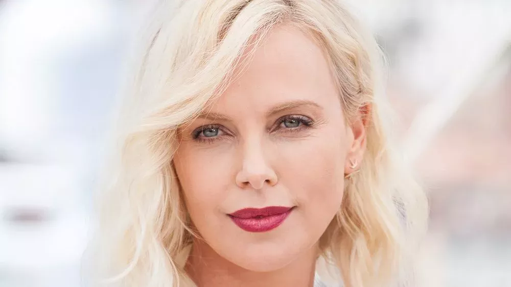 Charlize Theron dementiert ein Facelifting
