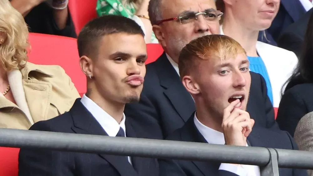Romeo Beckham begeistert mit Grimassen-Show im Fußballstadion