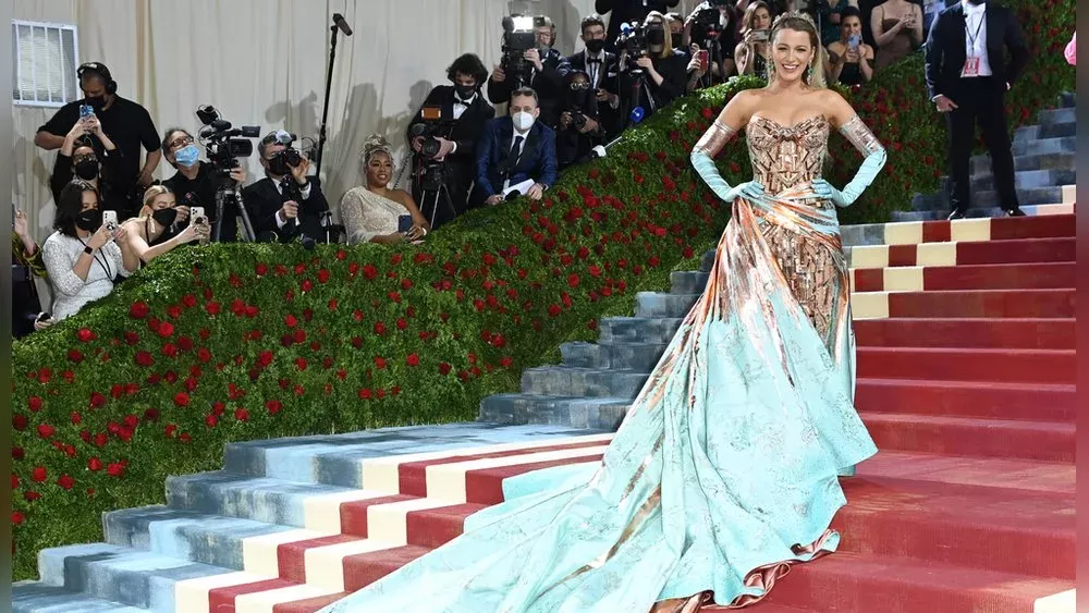Blake Lively springt über Absperrung im Kensington Palast