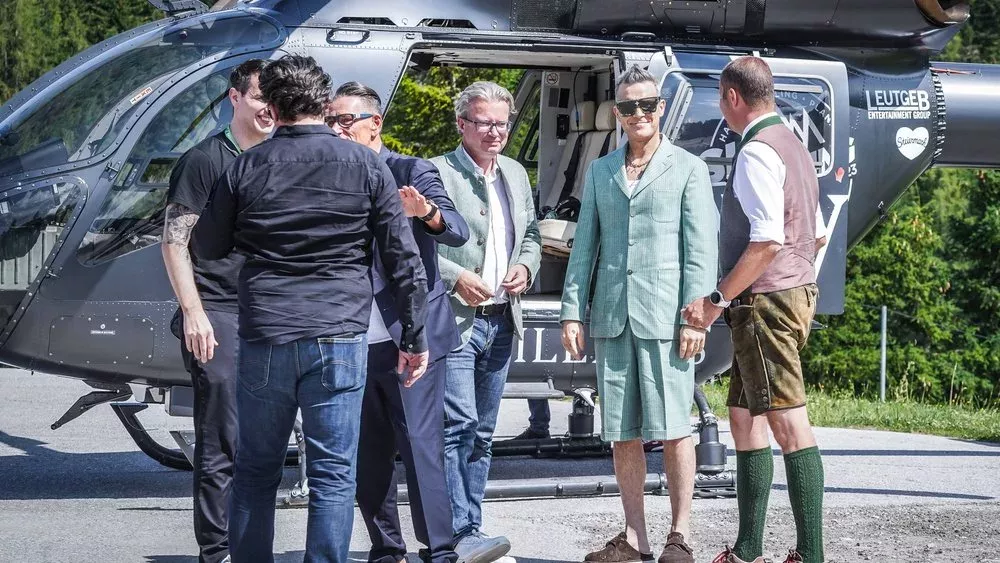 Robbie Williams: Mit Helikopter und Pantoffeln auf der Alm