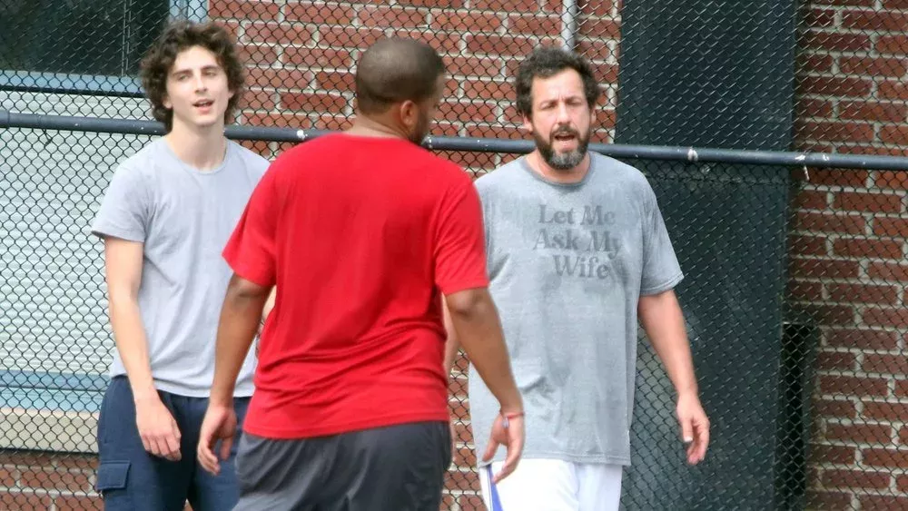 Timothée Chalamet und Adam Sandler spielen eine Runde Basketball