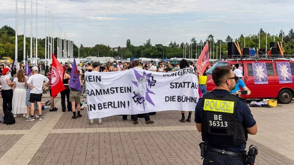 Proteste beim ersten Berlin-Konzert von Rammstein