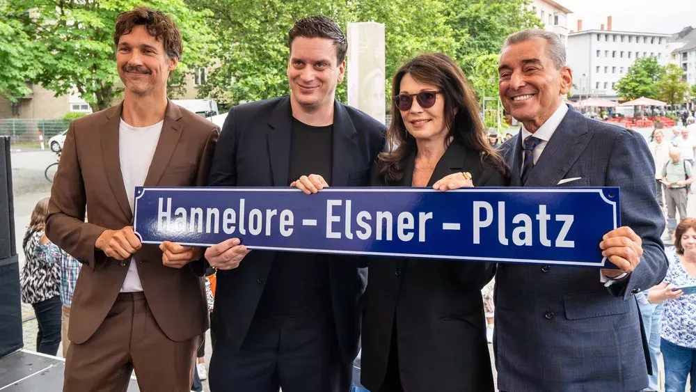 Politik und Prominenz weihen Hannelore-Elsner-Platz in Frankfurt ein