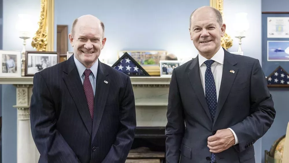 Bundeskanzler Olaf Scholz trifft auf seinen Doppelgänger