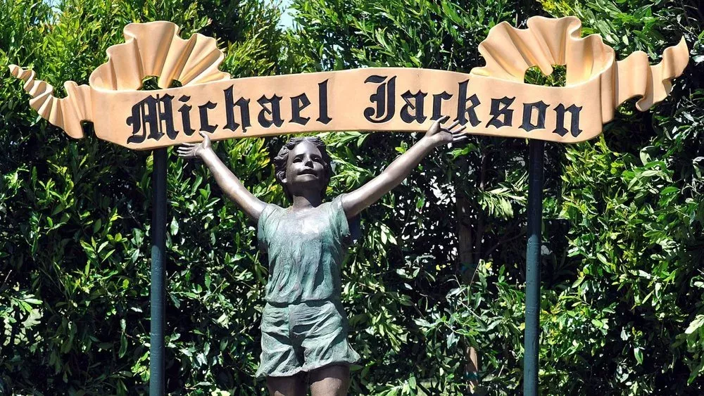 Statuen aus Michael Jacksons Neverland Ranch stehen wieder zum Verkauf