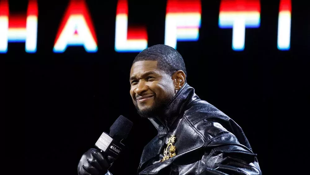 Beim Super Bowl: Usher kommt mit Rollschuhen auf die Bühne