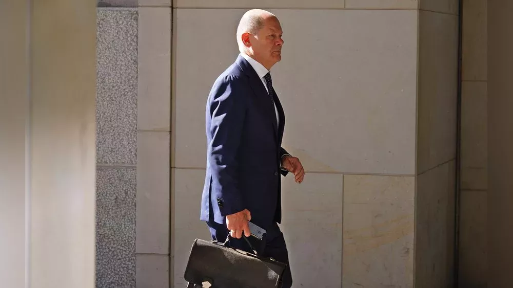 Olaf Scholz wird 65 - seine Aktentasche ist nicht viel jünger