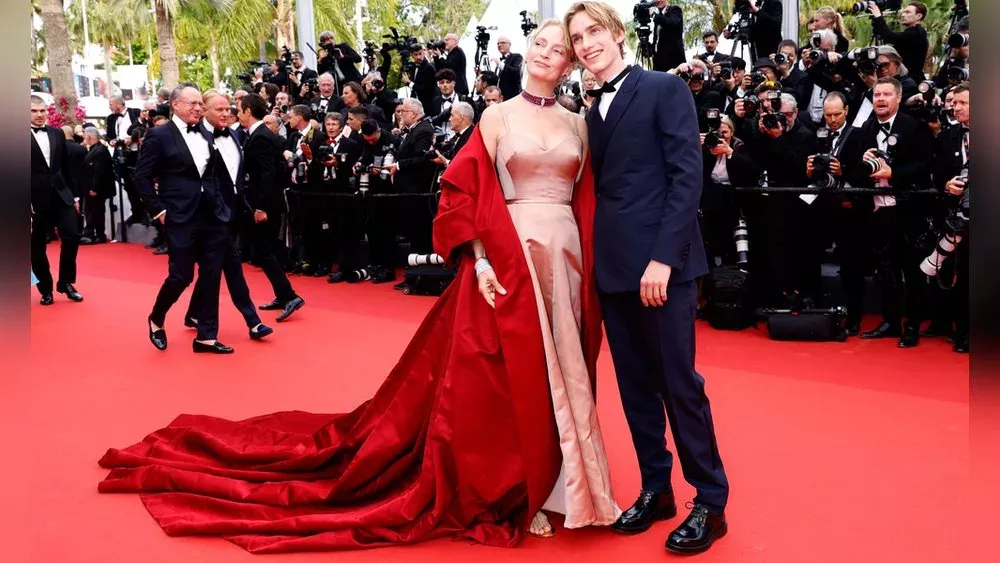 In Cannes: Uma Thurman legt Red-Carpet-Auftritt mit Sohn Levon hin