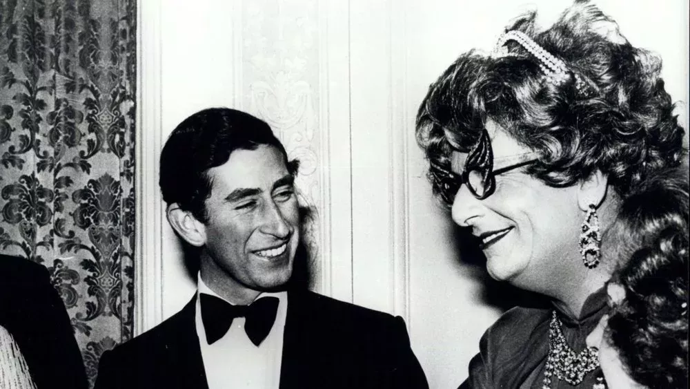 Trauer um Dame Edna: Charles telefonierte noch mit Barry Humphries