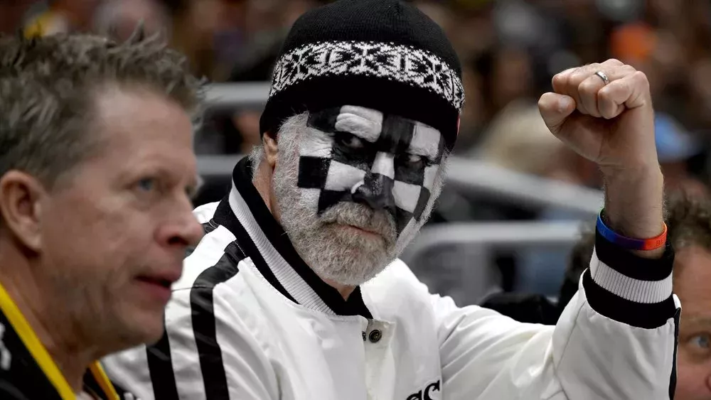 Will Ferrell überrascht bei Eishockey-Spiel mit Fanbemalung
