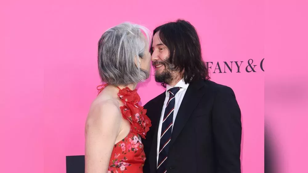 Kuss auf dem roten Teppich: Keanu Reeves zeigt sich schwer verliebt