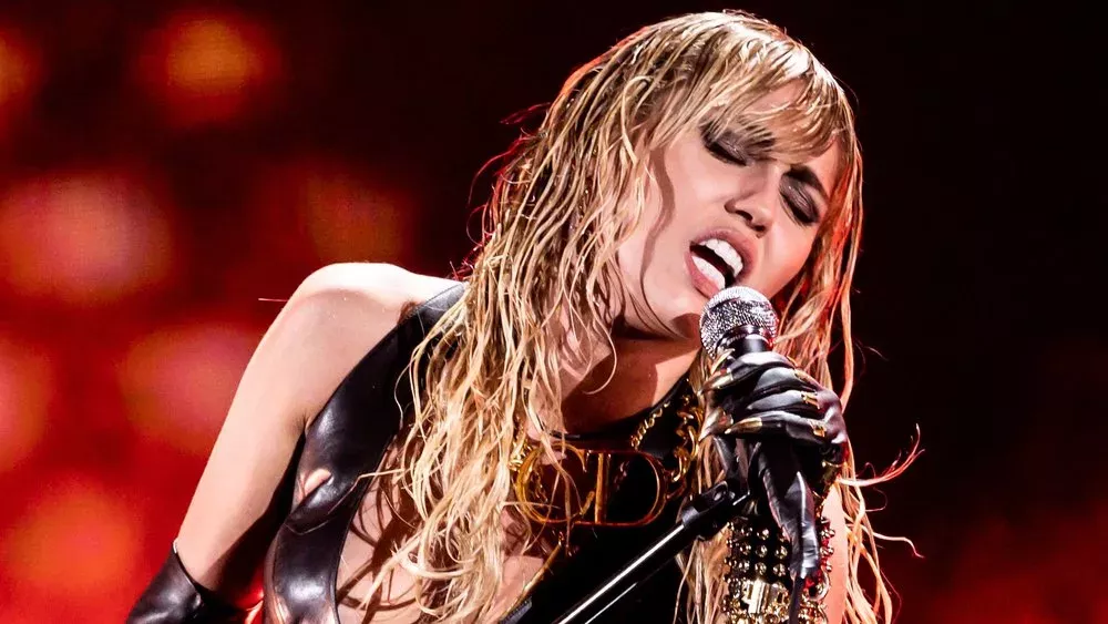 Grammy Awards 2024: Miley Cyrus soll mit "Flowers" auftreten