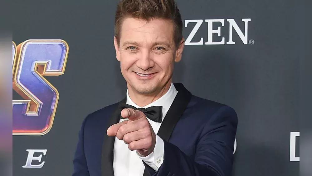 Nach Unfall: Jeremy Renner mit Seniorenroller im Freizeitpark