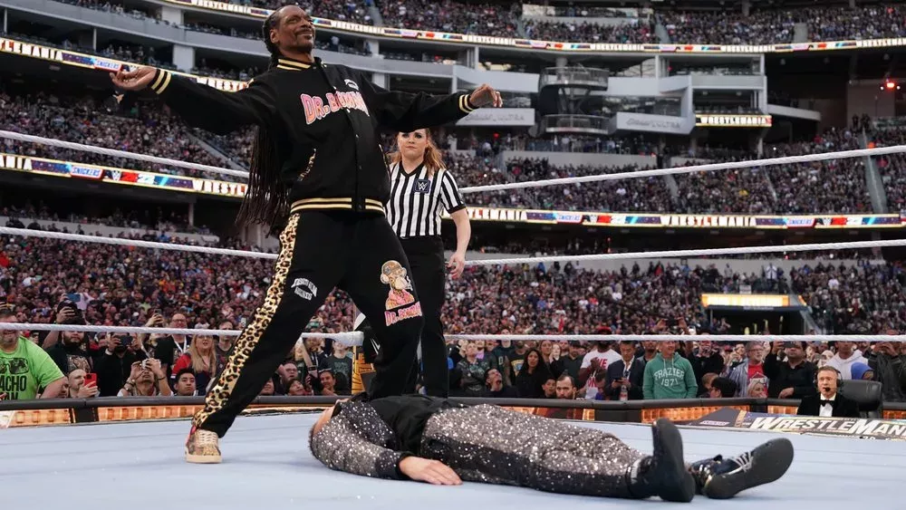 Überraschung im Ring: Rap-Legende Snoop Dogg siegt in Wrestling-Match
