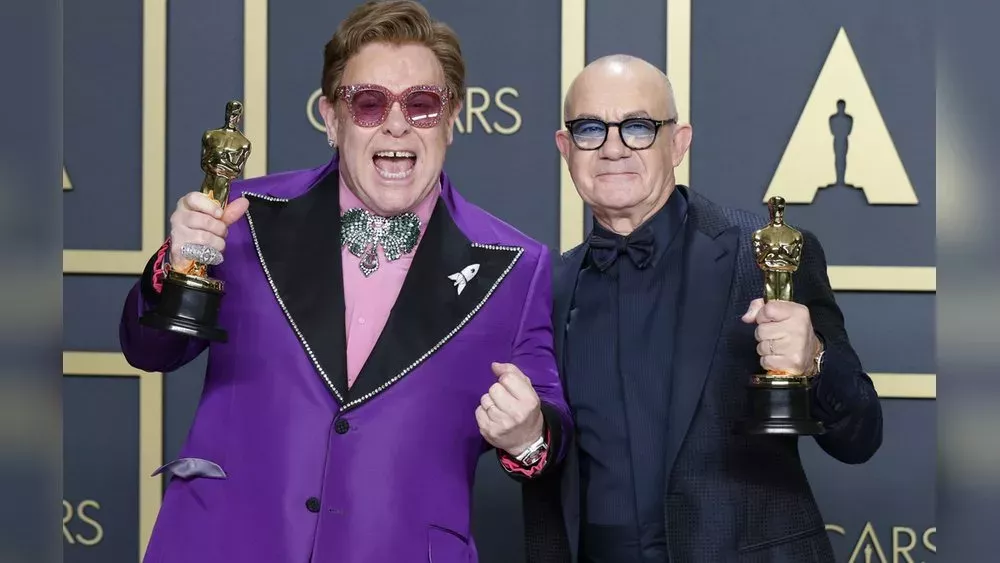 Elton John gewinnt den nächsten großen Preis - aber nicht alleine