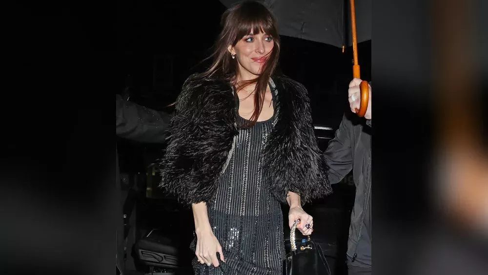 Dakota Johnson feiert "Saturday Night Live"-Moderation - mit Familie