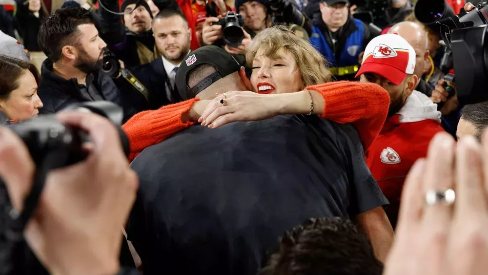 Travis Kelce steht im Super Bowl: Siegeskuss von Taylor Swift
