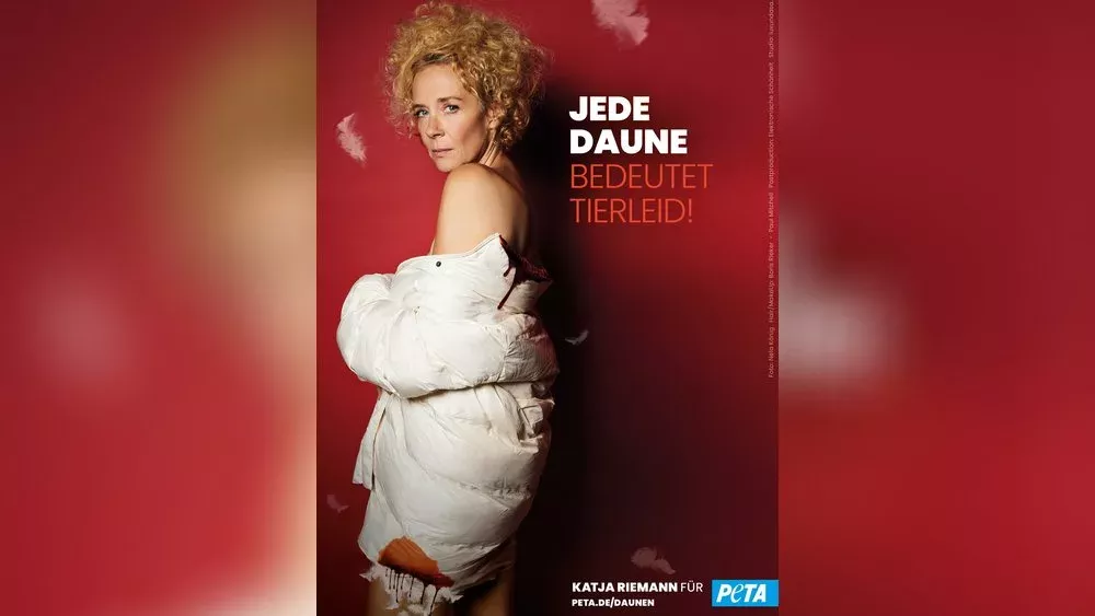 Katja Riemann kämpft mit freizügigem Foto gegen die Daunenindustrie