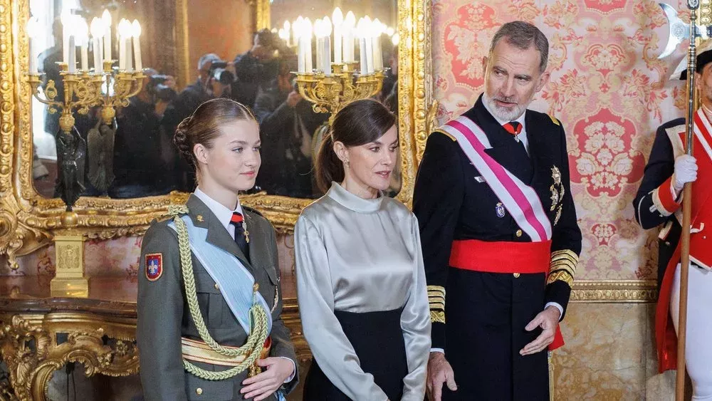 Leonor von Spanien gibt Debüt bei militärischer Neujahrs-Parade