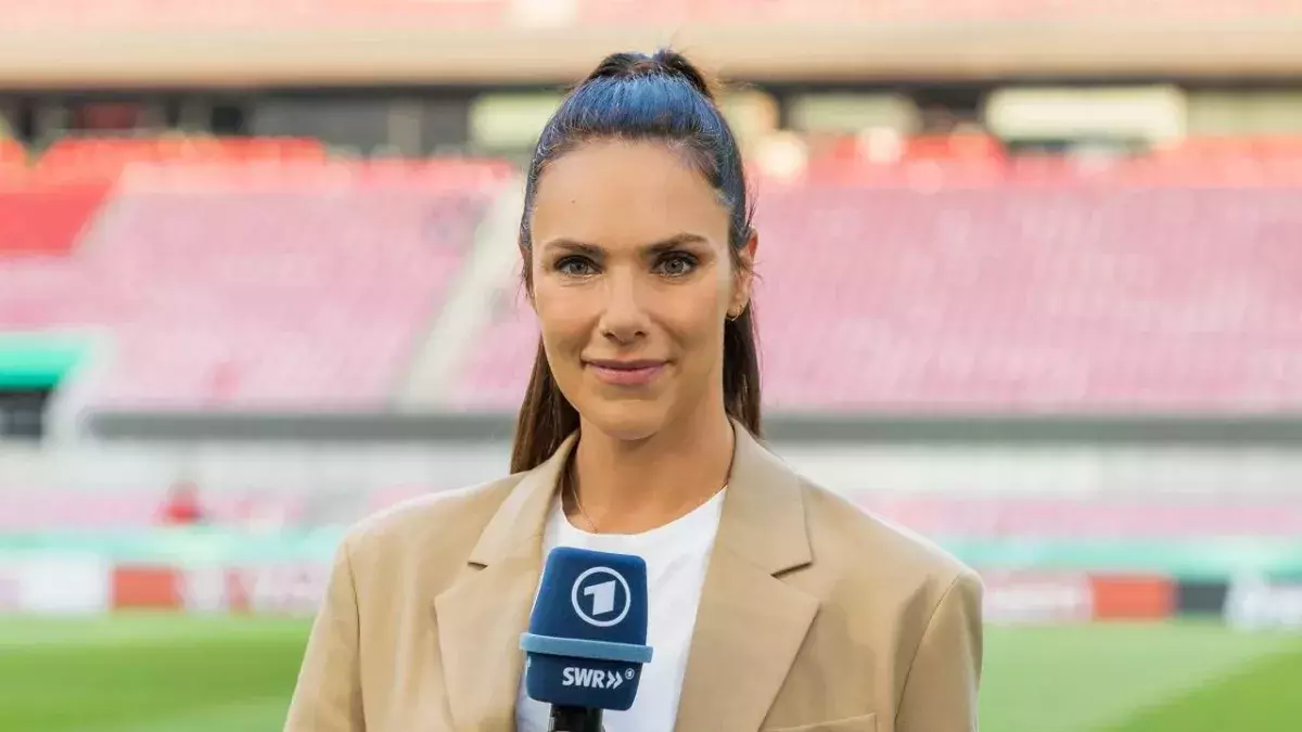 Esther Sedlaczek hat jetzt bekannt gegeben, dass sie zum dritten Mal schwanger ist. Sie erwartet einen Jungen.