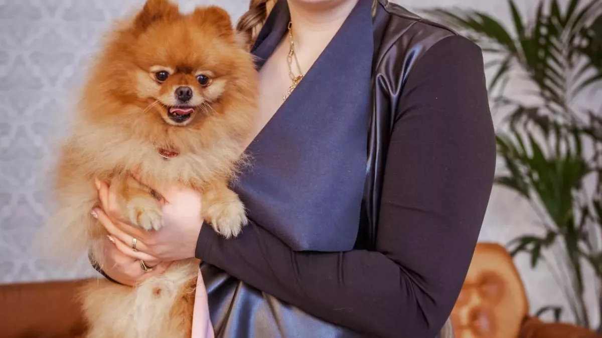 Sarafina Wollny mit Familienhund Feivel.