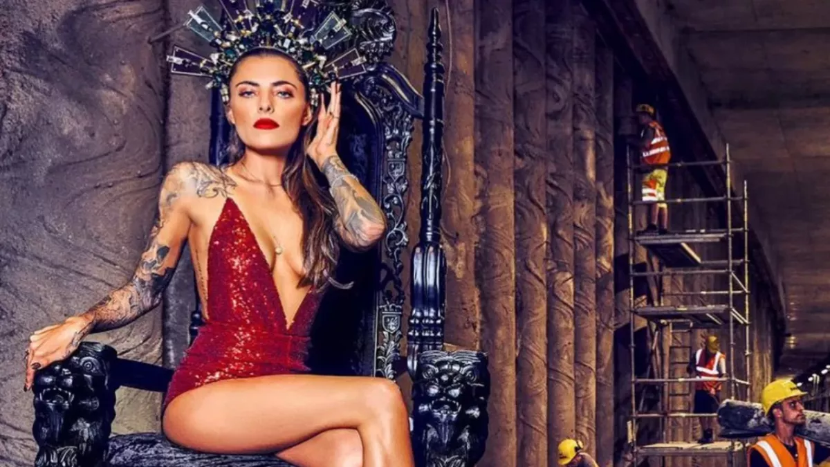 Sophia zeigt viel nackte Haut.
