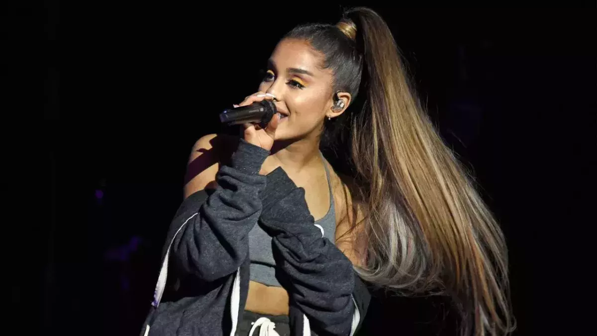 Ariana Grandes Stylist verrät, warum sie immer einen Pferdeschwanz trägt