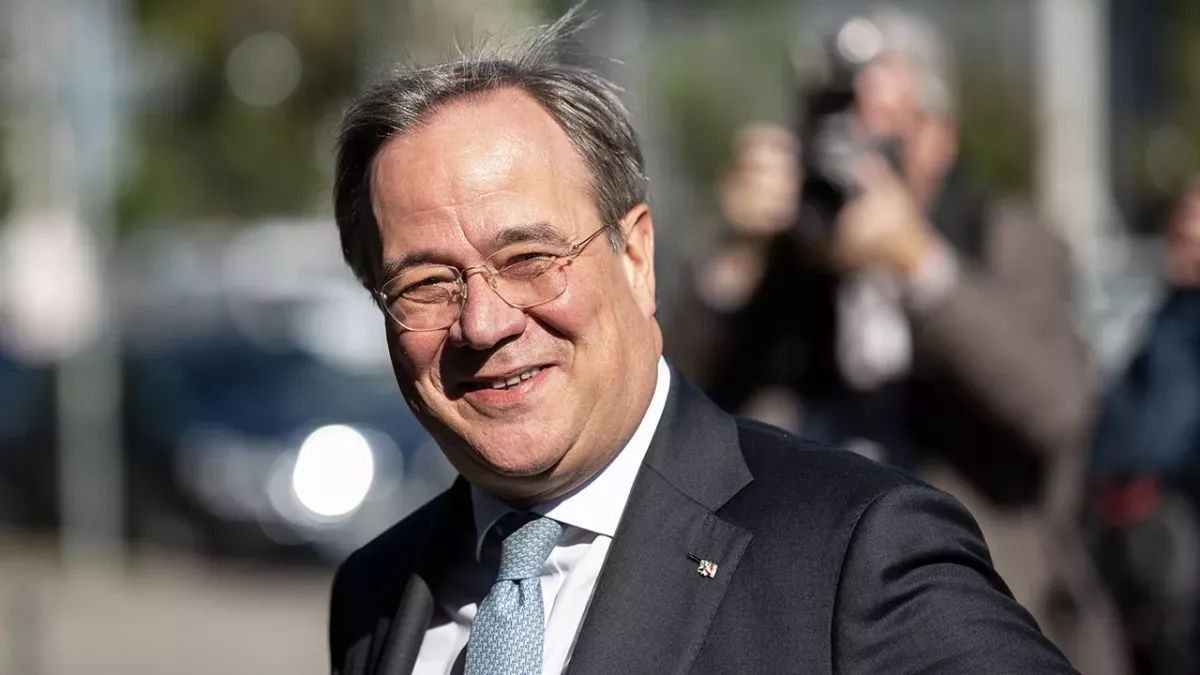 Armin Laschet ohne Maske im Flugzeug gesichtet