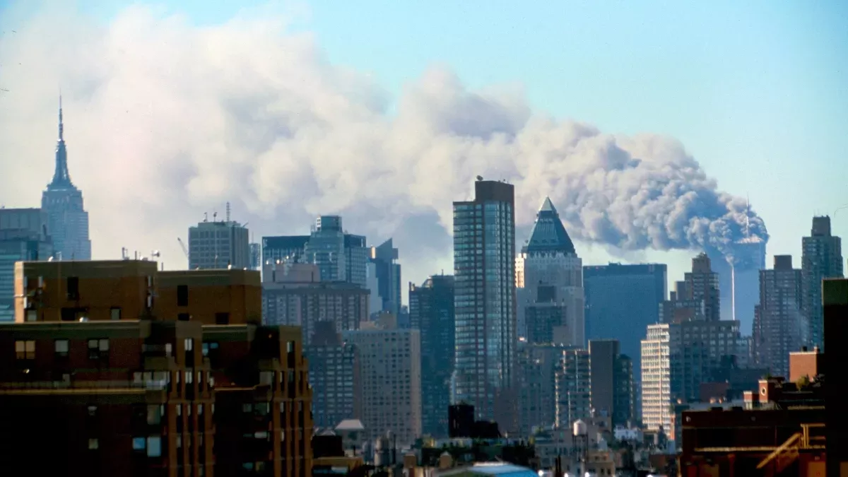 Bei den Anschlägen von 9/11 kommen mindestens 2.989 Menschen ums Leben