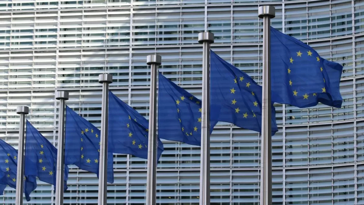Bekommen EU-Mitarbeiter zu viel Gehalt?