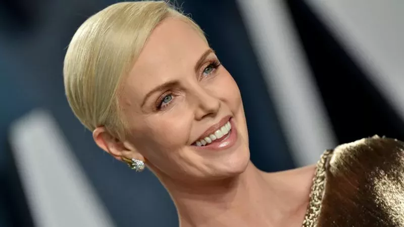 Charlize Theron mit rasierten Haaren