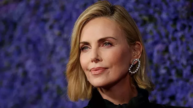 Charlize Theron traut sich: Kurzhaarschnitt und Netzkleid