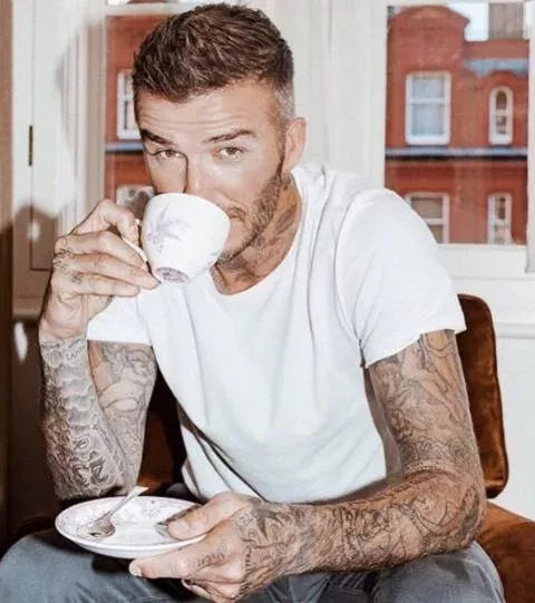 Zum Anbeißen: Männliche Stars, die mit ihren Tattoos glänzen